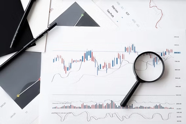 Mutual Funds and ETFs: Weighing the Differences for Your Portfolio